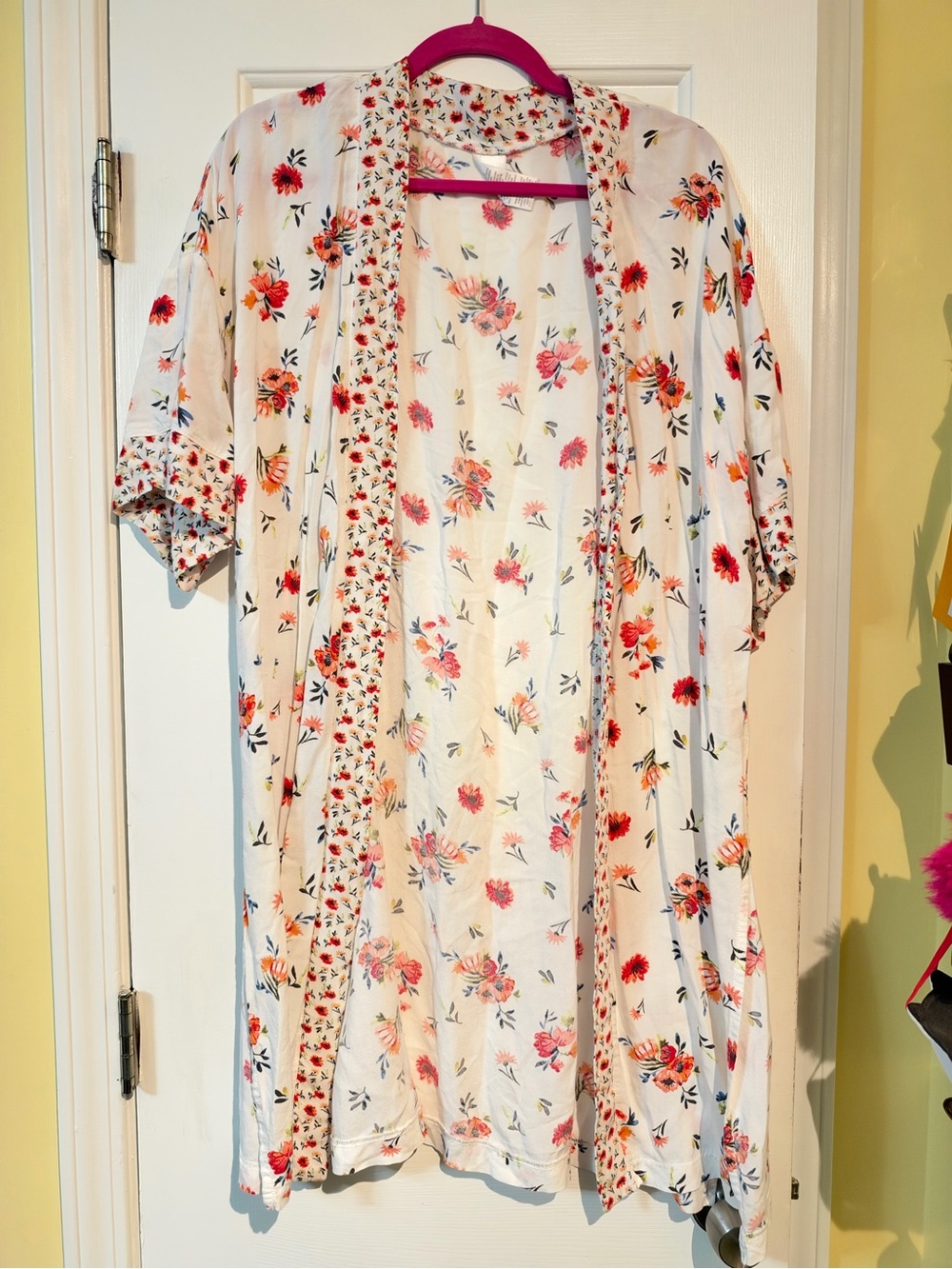 Time and Tru White Floral Open-Front Kimono Robe with Pink and Coral Flowers
